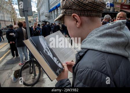 Moskau, Russland. 3.. September 2022. Ein junger Mann liest ein Buch von William Taubman vor dem Säulensaal des Hauses der Gewerkschaften, in dem in Moskau, Russland, ein Gedenkgottesdienst für Michail Gorbatschow abgehalten wird Stockfoto