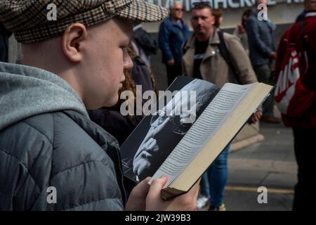 Moskau, Russland. 3.. September 2022. Ein junger Mann liest ein Buch von William Taubman vor dem Säulensaal des Hauses der Gewerkschaften, in dem in Moskau, Russland, ein Gedenkgottesdienst für Michail Gorbatschow abgehalten wird Stockfoto