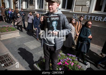 Moskau, Russland. 3.. September 2022. Ein junger Mann hält ein Buch von William Taubman vor dem Säulensaal des Hauses der Gewerkschaften, in dem in Moskau, Russland, ein Gedenkgottesdienst für Michail Gorbatschow abgehalten wird, mit dem Titel „Gorbatschow: Sein Leben und seine Zeiten“. Nikolay Vinokurov/Alamy Live News Stockfoto