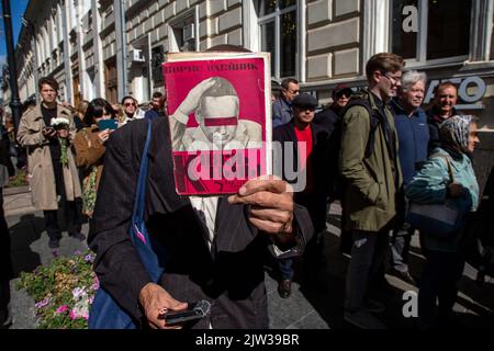 Moskau, Russland. 3.. September 2022. Ein Mann hält ein Buch des ukrainischen Dichters Boris Oleinik „Fürst der Finsternis“ vor dem Säulensaal des Hauses der Gewerkschaften, in dem in Moskau, Russland, ein Gedenkgottesdienst für Michail Gorbatschow abgehalten wird. Nikolay Vinokurov/Alamy Live News Stockfoto