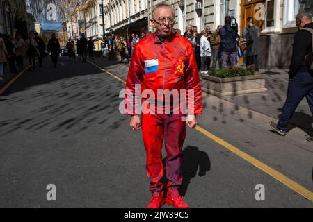 Moskau, Russland. 3.. September 2022. Die Menschen stehen Schlange, um an einer Abschiedszeremonie vor dem Gebäude der Säulenhalle teilzunehmen, wo in Moskau, Russland, eine Abschiedszeremonie für den letzten Führer der Sowjetunion und den Friedensnobelpreisträger 1990, Mikhail Gorbatschow, stattfindet. Nikolay Vinokurov/Alamy Live News Stockfoto