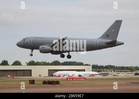 604, ein Airbus A319-112 der ungarischen Luftwaffe (HunAF), der in RAF Fairford in Gloucestershire, England, ankommt, um das ungarische Kontingent zu unterstützen, das an der Royal International Air Tattoo 2022 (RIAT 2022) teilnimmt. Stockfoto