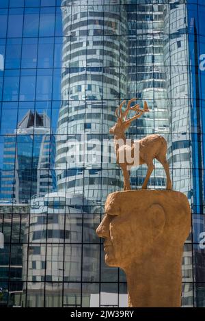 Moderne öffentliche Skulptur, Wolkenkratzer von Coeur Défense, spiegelt sich in einem anderen Gebäude wider, La Defense, einem großen Geschäftsviertel, das 3 Kilometer westlich liegt Stockfoto