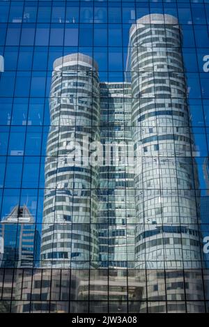 Der Wolkenkratzer von Coeur Défense spiegelt sich in einem anderen Gebäude wider, La Defense, einem großen Geschäftsviertel, das 3 Kilometer westlich der Stadtgrenze von Paris, F, liegt Stockfoto