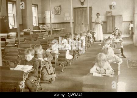 Ein-Zimmer-Schulhaus-Interieur um 1900 Uhr, Klassenzimmer-Interieur, ein-Zimmer-Schule, Vintage-1-Zimmer-Schule, altmodische amerikanische Schule, Old School House, Old School, Stockfoto