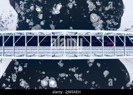 Schwimmende Schollen auf Fluss und Brücke. Luftaufnahme des Winters, Polen. Kalter Winter in Bydgoszcz Stockfoto