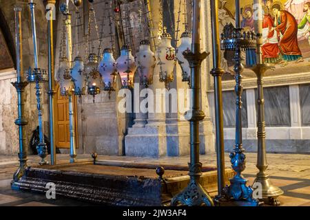 Der Stein der Salbung, wo Jesu Leib von Christinans geglaubt wird, gesalbt worden zu sein, bevor er in der Kirche des Heiligen Grabes in Jerusalem begraben wurde Stockfoto