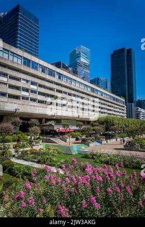 La Place basse Garden, Grünfläche im Zentrum von AX of La Defense, einem großen Geschäftsviertel, das 3 Kilometer westlich der Stadtgrenze von Paris, Fran, liegt Stockfoto