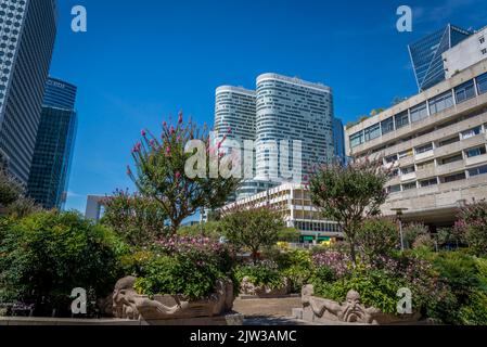 La Place basse Garden, Grünfläche im Zentrum von La Defense und Wolkenkratzer Coeur Défense, einem großen Geschäftsviertel, 3 Kilometer westlich von La Défense Stockfoto