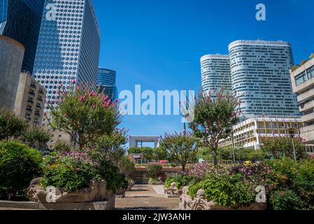 La Place basse Garden, Grünfläche im Zentrum von La Defense und Wolkenkratzer Coeur Défense, einem großen Geschäftsviertel, 3 Kilometer westlich von La Défense Stockfoto