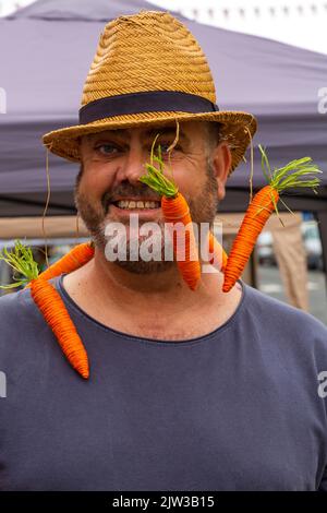 Bridport, Dorset, Großbritannien. 3.. September 2022. Eine Vielzahl von Stil und schrulligen Hüten, die von Menschen und Hunden beim Bridport hat Festival in Dorset hergestellt und getragen werden. Quelle: Carolyn Jenkins/Alamy Live News Stockfoto