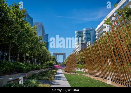 Moderne Skulptur an der zentralen Axt de La Defense, einem großen Geschäftsviertel, das 3 Kilometer westlich der Stadtgrenze von Paris, Frankreich, liegt Stockfoto