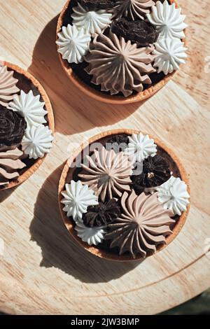 Hausgemachte Mini-Tarte mit Schokolade und Schlagsahne Stockfoto