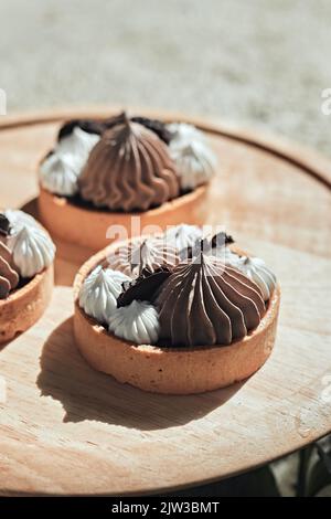 Hausgemachte Mini-Tarte mit Schokolade und Schlagsahne Stockfoto