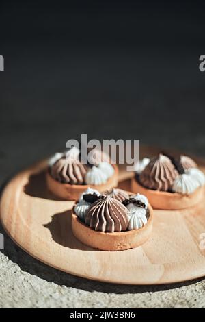 Hausgemachte Mini-Tarte mit Schokolade und Schlagsahne Stockfoto