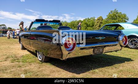 1962 Ford Thunderbird (dritte Generation) auf der American Auto Club Rally of the Giants, die am 10. Juli 2022 im Blenheim Palace stattfand, ausgestellt Stockfoto