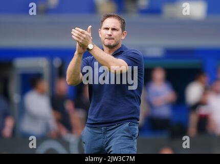 Everton-Manager Frank Lampard applaudiert den Fans nach dem Premier-League-Spiel im Goodison Park, Liverpool. Bilddatum: Samstag, 3. September 2022. Stockfoto