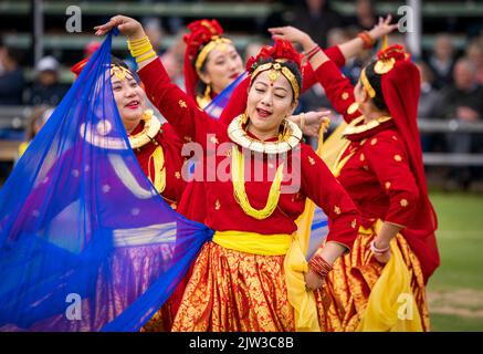 Nepalesische Tänzer treten während des Braemar Royal Highland Gathering im Princess Royal and Duke of Fife Memorial Park in Braemar auf. Bilddatum: Samstag, 3. September 2022. Stockfoto