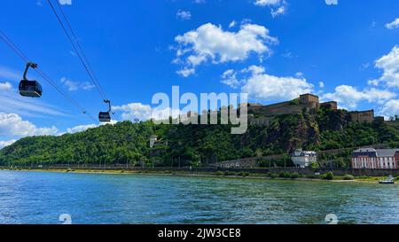 Eine Seilbahn in Koblenz über den Rhein unter blauem bewölktem Himmel Stockfoto