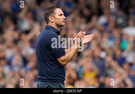 Liverpool, Großbritannien. 3.. September 2022. Frank Lampard, Manager von Everton, applaudiert den Fans während des Spiels der Premier League im Goodison Park, Liverpool. Bildnachweis sollte lauten: Andrew Yates / Sportimage Kredit: Sportimage/Alamy Live News Stockfoto