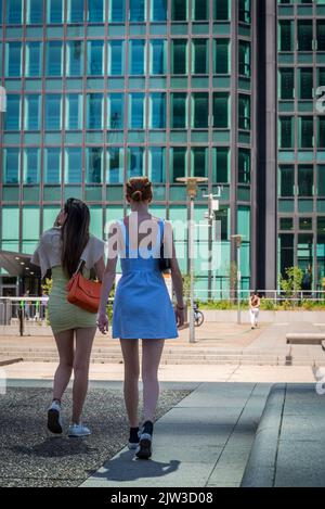 Junge Touristen in La Defense, einem großen Geschäftsviertel, das 3 Kilometer westlich der Stadtgrenze von Paris, Frankreich, liegt Stockfoto