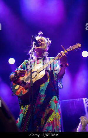 Die kolumbianische Band Aterciopelados spielt live während des Vive Latino 2022 Festivals in Zaragoza, Spanien Stockfoto