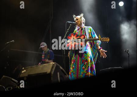 Die kolumbianische Band Aterciopelados spielt live während des Vive Latino 2022 Festivals in Zaragoza, Spanien Stockfoto