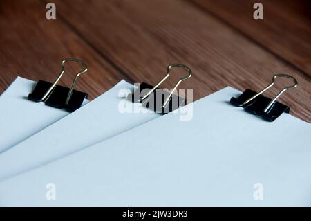 Papierstapel mit beschnittenen Dokumentenstapeln auf Holztisch. Konzept für Copy Space und Business Offices. Stockfoto