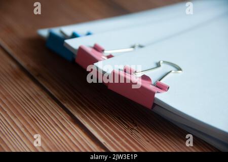 Papierstapel mit beschnittenen Dokumentenstapeln auf Holztisch. Konzept für Copy Space und Business Offices. Stockfoto