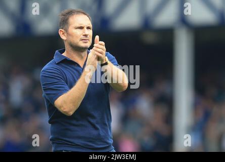 Goodison Park, Liverpool, Großbritannien. 3. September 2022. Premier League Fußball, Everton gegen Liverpool: Everton-Manager Frank Lampard applaudiert die Everton-Fans in Vollzeit Credit: Action Plus Sports/Alamy Live News Stockfoto