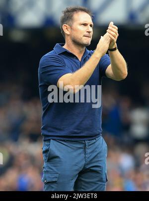 Goodison Park, Liverpool, Großbritannien. 3. September 2022. Premier League Fußball, Everton gegen Liverpool: Everton-Manager Frank Lampard applaudiert den Everton-Fans nach dem Schlusspfiff Credit: Action Plus Sports/Alamy Live News Stockfoto