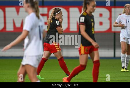 Heverlee, Belgien. 02. September 2022. Die belgische Davinia Vanmechelen sieht beim Spiel zwischen der belgischen Nationalmannschaft der Frauen, den Roten Flammen, und Norwegen, in Heverlee, Belgien, am Freitag, 02. September 2022, im Spiel 9 (von zehn) in der Gruppe F der Qualifikationsgruppe für die Weltmeisterschaft der Frauen 2023 niedergeschlagen aus. BELGA FOTO DAVID CATRY Kredit: Belga Nachrichtenagentur/Alamy Live News Stockfoto