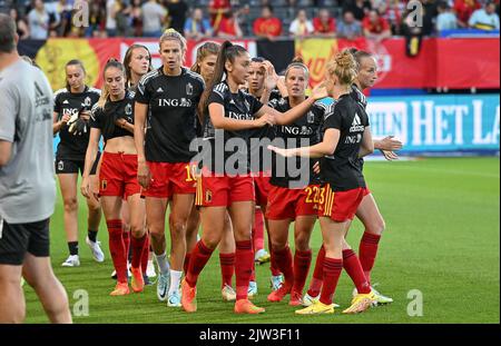 Heverlee, Belgien. 02. September 2022. Die belgischen Spieler, die vor dem Spiel zwischen der belgischen Nationalmannschaft der Frauen, den Roten Flammen und Norwegen, in Heverlee, Belgien, am Freitag, 02. September 2022, im Bild waren, Spiel 9 (von zehn) in der Gruppe F der Qualifikationsgruppe für die Weltmeisterschaft der Frauen 2023. BELGA FOTO DAVID CATRY Kredit: Belga Nachrichtenagentur/Alamy Live News Stockfoto