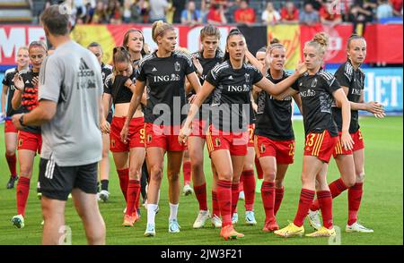 Heverlee, Belgien. 02. September 2022. Die belgischen Spieler, die vor dem Spiel zwischen der belgischen Nationalmannschaft der Frauen, den Roten Flammen und Norwegen, in Heverlee, Belgien, am Freitag, 02. September 2022, im Bild waren, Spiel 9 (von zehn) in der Gruppe F der Qualifikationsgruppe für die Weltmeisterschaft der Frauen 2023. BELGA FOTO DAVID CATRY Kredit: Belga Nachrichtenagentur/Alamy Live News Stockfoto