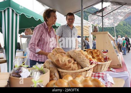 Reidenbach, Boltigen, Schweiz, 3.. September 2022. Lokale Bauern bieten ihre Produkte auf dem Bauernmarkt Boltigen an. Armin Berger/Alamy Live News Stockfoto