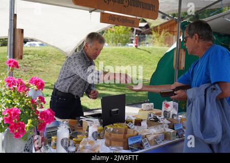 Reidenbach, Boltigen, Schweiz, 3.. September 2022. Lokale Bauern bieten ihre Produkte auf dem Bauernmarkt Boltigen an. Armin Berger/Alamy Live News Stockfoto