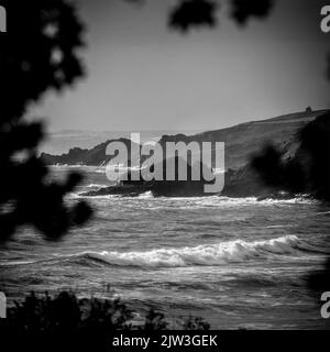 Am Praa Sands Beach Cornwall stürzten die Moody Waves in die Küste. Stockfoto