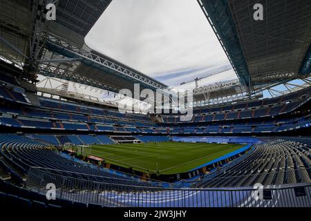 Madrid, Spanien. 03. September 2022. Gesamtansicht des Santiago Bernabeu-Stadions während des La Liga-Spiels zwischen Real Madrid und Real Betis, das am 3. September 2022 in Madrid, Spanien, im Santiago Bernabeu-Stadion gespielt wurde. (Foto von Ruben Albarran / PRESSIN) Credit: PRESSINPHOTO SPORTS AGENCY/Alamy Live News Stockfoto