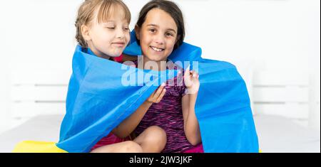 Bildung, Schule, Kunst und Glück Konzept - kleine Kinder mit der Flagge der ukraine Stockfoto