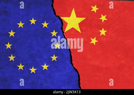 China und die Europäische Union haben Flaggen mit einem Riss an einer Wand gemalt. Konflikt zwischen China und der Europäischen Union. Die Flaggen der EU und Chinas zusammen. China gegen EU Stockfoto