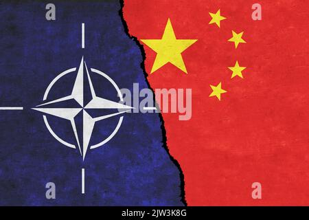 China und die NATO malten Fahnen zusammen. Die Beziehungen zwischen China und der NATO. Stockfoto