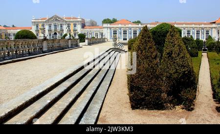 Malta Gärten des Palastes von Queluz, Blick von den Stufen der 'Zeremonialfassade' im Hintergrund, in der Nähe von Lissabon, Portugal Stockfoto