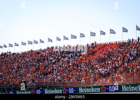 ZANDVOORT, NIEDERLANDE - 3. SEPTEMBER: Niederländische Rennfans blicken beim Qualifying vor dem Großen Preis von der Formel 1 bei Cicuit Zandvoort am 3. September 2022 in Zandvoort, Niederlande, von der Tribüne aus (Foto: Marcel ter Bals/Orange Picles) Stockfoto