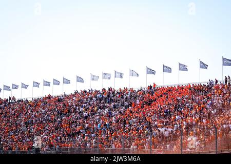 ZANDVOORT, NIEDERLANDE - 3. SEPTEMBER: Niederländische Rennfans blicken beim Qualifying vor dem Großen Preis von der Formel 1 bei Cicuit Zandvoort am 3. September 2022 in Zandvoort, Niederlande, von der Tribüne aus (Foto: Marcel ter Bals/Orange Picles) Stockfoto