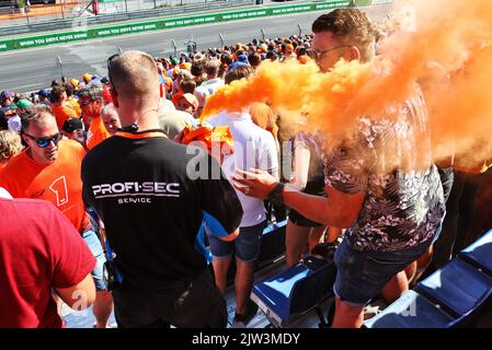 Atmosphäre auf dem Circuit - ein Ventilator hat seine Aufflackern in der Tribüne konfisziert. 03.09.2022. Formel 1 Weltmeisterschaft, Rd 14, Großer Preis Der Niederlande, Zandvoort, Niederlande, Qualifizierender Tag. Bildnachweis sollte lauten: XPB/Press Association Images. Stockfoto