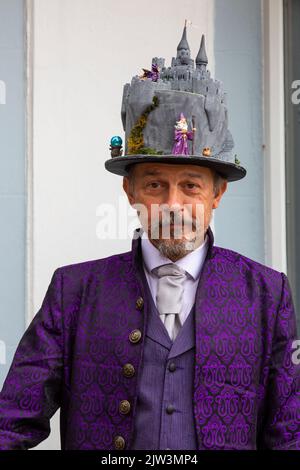 Bridport, Dorset, Großbritannien. 3.. September 2022. Eine Vielzahl von Stil und schrulligen Hüten, die von Menschen und Hunden beim Bridport hat Festival in Dorset hergestellt und getragen werden. Mann mit Harry Potter-Hut. Quelle: Carolyn Jenkins/Alamy Live News Stockfoto