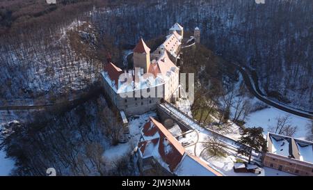 Blick aus der Vogelperspektive auf die große wunderschöne mährische Königsburg Veveri (Burg Eichhorn), die auf einem Felsen über dem Wasserdamm am Fluss Svratka steht Stockfoto