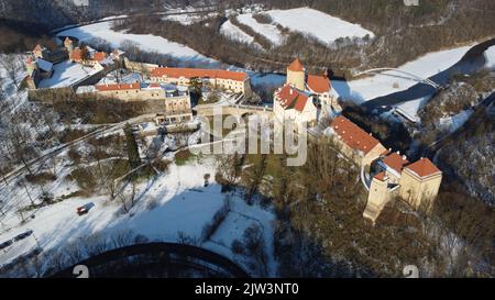 Blick aus der Vogelperspektive auf die große wunderschöne mährische Königsburg Veveri (Burg Eichhorn), die auf einem Felsen über dem Wasserdamm am Fluss Svratka steht Stockfoto