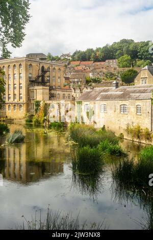 Blick von der alten Stadtbrücke in der Marktstadt Bradford-on-Avon in Wiltshire Stockfoto