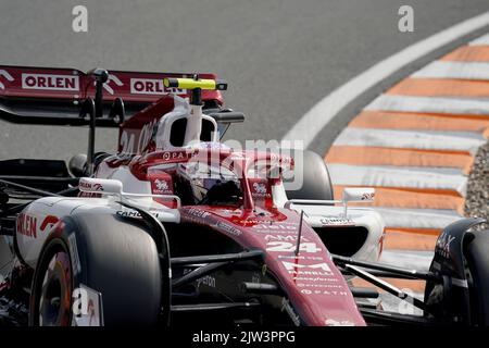 01. September 2022, Niederlande, Zandvoort: Motorsport: Formel 1 Weltmeisterschaft, großer Preis der Niederlande, 1. Freies Training. Zhou Guanyu aus China vom Team Alfa Romeo Orlen ist in Zandvoort auf Kurs. Foto: Hasan Bratic/dpa Stockfoto